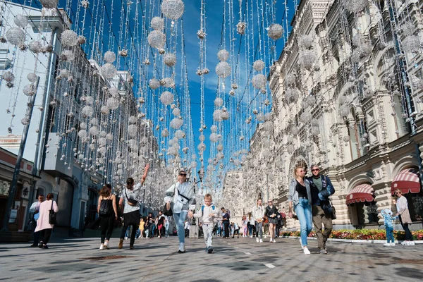 Moskova, Rusya - 23 Temmuz 2020: Geleneksel Moskova mimarisinde genel manzara manzarası. Şehrin merkez caddelerindeki şehir hayatı. Vatandaşlar kendi işlerine bakarlar. Otomobil trafiği.