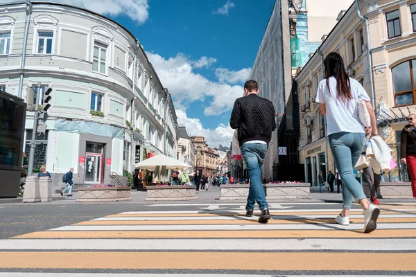 Moskova, Rusya - 23 Temmuz 2020: Geleneksel Moskova mimarisinde genel manzara manzarası. Şehrin merkez caddelerindeki şehir hayatı. Vatandaşlar kendi işlerine bakarlar. Otomobil trafiği.