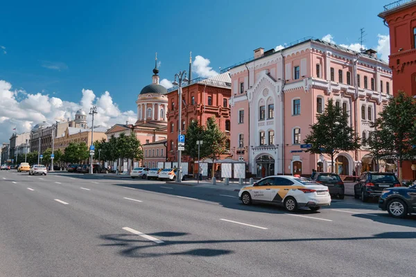 Moskova, Rusya - 23 Temmuz 2020: Geleneksel Moskova mimarisinde genel manzara manzarası. Şehrin merkez caddelerindeki şehir hayatı. Vatandaşlar kendi işlerine bakarlar. Otomobil trafiği.