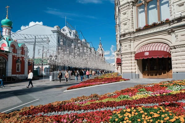 Moskova, Rusya - 23 Temmuz 2020: Geleneksel Moskova mimarisinde genel manzara manzarası. Şehrin merkez caddelerindeki şehir hayatı. Vatandaşlar kendi işlerine bakarlar. Otomobil trafiği.