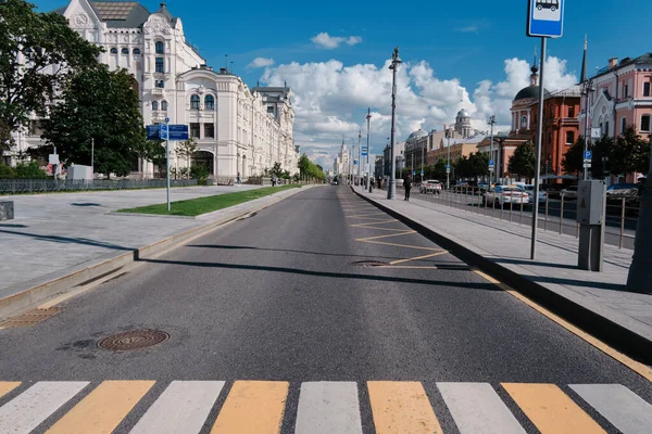 Moskova, Rusya - 23 Temmuz 2020: Geleneksel Moskova mimarisinde genel manzara manzarası. Şehrin merkez caddelerindeki şehir hayatı. Vatandaşlar kendi işlerine bakarlar. Otomobil trafiği.