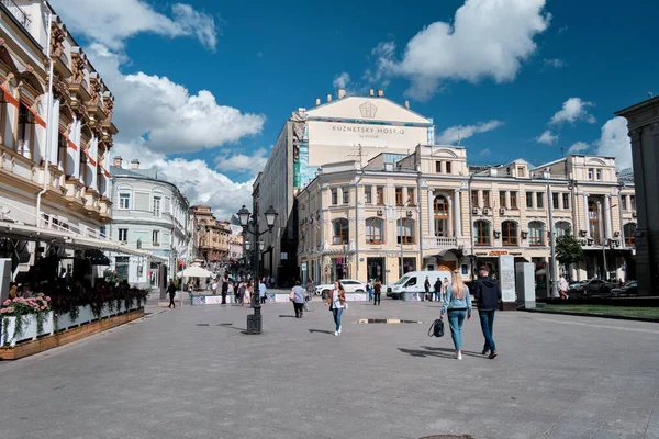 Moskova, Rusya - 23 Temmuz 2020: Geleneksel Moskova mimarisinde genel manzara manzarası. Şehrin merkez caddelerindeki şehir hayatı. Vatandaşlar kendi işlerine bakarlar. Otomobil trafiği.