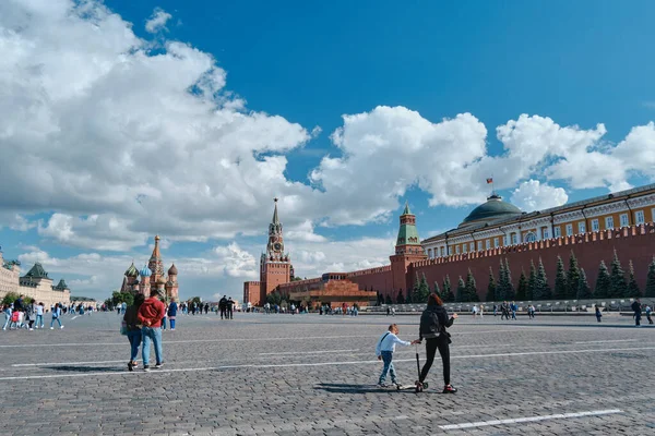 러시아 모스크바 2020 모스크바 건축의 도시의 거리에 시민들은 각자의 있습니다 — 스톡 사진