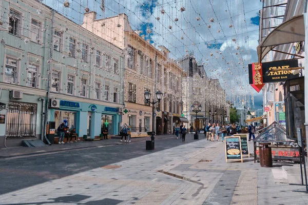 Moskova, Rusya - 23 Temmuz 2020: Geleneksel Moskova mimarisinde genel manzara manzarası. Şehrin merkez caddelerindeki şehir hayatı. Vatandaşlar kendi işlerine bakarlar. Otomobil trafiği.