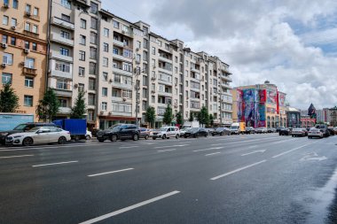 Moskova, Rusya - Temmuz 2020: Geleneksel Moskova mimarisinde genel manzara manzarası. Şehrin ana caddelerinde şehir hayatı. Vatandaşlar kendi işlerine bakarlar. Otomobil trafiği.