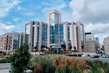 Moskova, Rusya - Temmuz 2020: Geleneksel Moskova mimarisinde genel manzara manzarası. Şehrin ana caddelerinde şehir hayatı. Vatandaşlar kendi işlerine bakarlar. Otomobil trafiği.