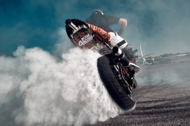 Moskova, Rusya - 13 Temmuz 2020: Moto binicisi motosikletini yakıyor. Motosikletli patinaj çekiyor. Motosikletli tehlikeli bir dublör..