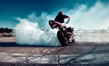 Moskova, Rusya - 13 Temmuz 2020: Moto binicisi motosikletini yakıyor. Motosiklet dublörü motosiklet gösterisi yapıyor. Motosikletli tehlikeli bir gösteri yapıyor.