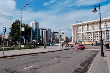 Moskova, Rusya - Temmuz 2020: Geleneksel Moskova mimarisinde genel manzara manzarası. Şehrin ana caddelerinde şehir hayatı. Vatandaşlar kendi işlerine bakarlar. Otomobil trafiği.