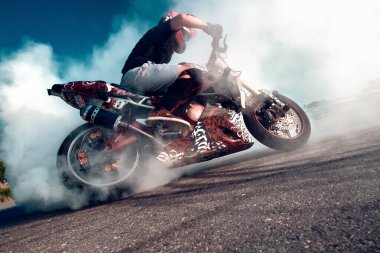 Moskova, Rusya - 13 Temmuz 2020: Moto binicisi motosikletini yakıyor. Motosiklet dublörü motosiklet gösterisi yapıyor. Motosikletli tehlikeli bir gösteri yapıyor.