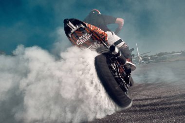 Moskova, Rusya - 13 Temmuz 2020: Moto binicisi motosikletini yakıyor. Motosikletli patinaj çekiyor. Motosikletli tehlikeli bir dublör..