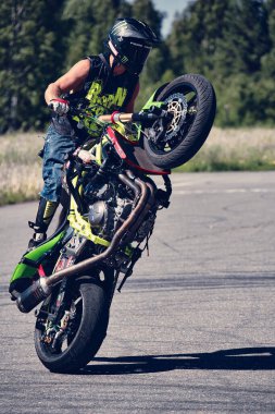 Moskova, Rusya - 17 Temmuz 2020: Moto binicisi motosikletini kullanıyor. Motosikletçi, tekerlekli bisikleti zor ve tehlikeli bir şekilde kullanıyor.