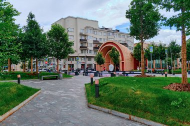 Moskova, Rusya - Temmuz 2020: Geleneksel Moskova mimarisinde genel manzara manzarası. Şehrin ana caddelerinde şehir hayatı. Vatandaşlar kendi işlerine bakarlar. Otomobil trafiği.