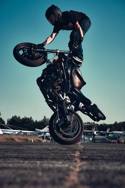 俄罗斯莫斯科 2020年7月12日 摩托骑手在他的摩托车上表演特技 骑摩托车的人在摩托车上做困难而危险的特技 — 图库照片