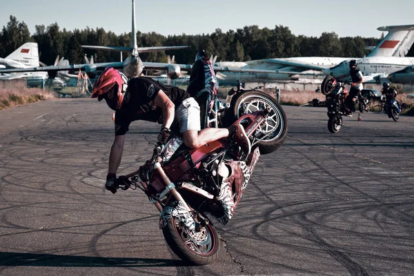 俄罗斯莫斯科 2020年7月12日 摩托骑手在他的摩托车上表演特技 骑摩托车的人在摩托车上做困难而危险的特技 — 图库照片