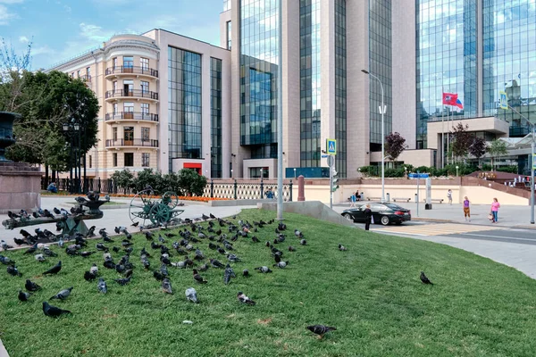Moskova, Rusya - Temmuz 2020: Geleneksel Moskova mimarisinde genel manzara manzarası. Şehrin ana caddelerinde şehir hayatı. Vatandaşlar kendi işlerine bakarlar. Otomobil trafiği.
