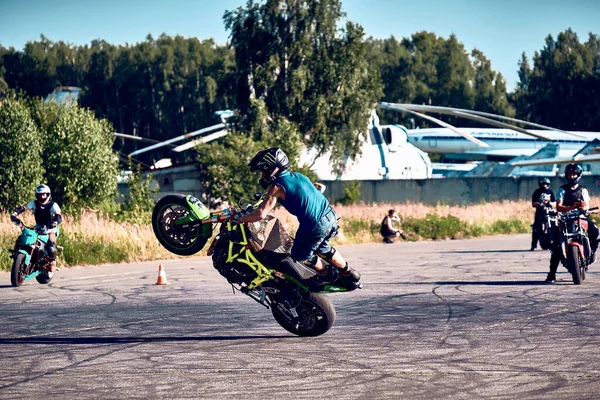 Moskwa Rosja Lip 2020 Moto Rider Robi Wyczyn Motocyklu Stunt — Zdjęcie stockowe