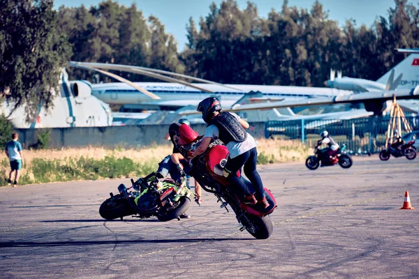 モスクワ ロシア 7月2020 元ライダーは彼のバイクにスタントを作ります バイクショーを実行してスタントバイクライダー バイクの上で困難で危険なスタントを行うオートバイ主義者 — ストック写真