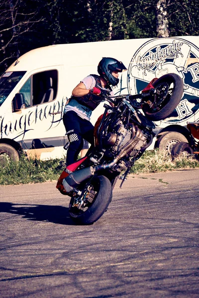 Moskwa Rosja Lip 2020 Moto Rider Robi Wyczyn Motocyklu Stunt — Zdjęcie stockowe