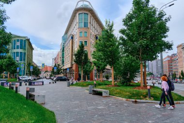 Moskova, Rusya - Temmuz 2020: Geleneksel Moskova mimarisinde genel manzara manzarası. Şehrin ana caddelerinde şehir hayatı. Vatandaşlar kendi işlerine bakarlar. Otomobil trafiği.