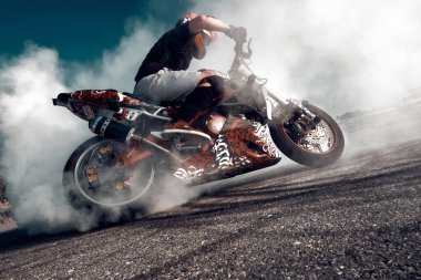 Moskova, Rusya - 13 Temmuz 2020: Moto binicisi motosikletini yakıyor. Motosikletli patinaj çekiyor. Motosikletli tehlikeli bir dublör..