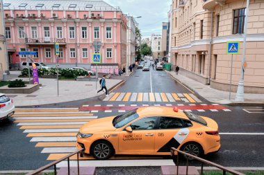 Moskova, Rusya - Temmuz 2020: Geleneksel Moskova mimarisinde genel manzara manzarası. Şehrin ana caddelerinde şehir hayatı. Vatandaşlar kendi işlerine bakarlar. Otomobil trafiği.