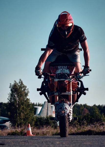 Moscou Rússia Julho 2020 Moto Piloto Fazendo Uma Acrobacia Sua — Fotografia de Stock