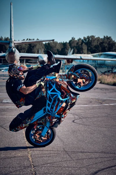 俄罗斯莫斯科 2020年7月12日 摩托骑手在他的摩托车上表演特技 骑摩托车的人使他的摩托车成为一个困难而危险的特技 — 图库照片