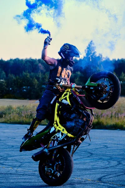 俄罗斯莫斯科 2020年7月12日 摩托骑手在他的摩托车上表演特技 特技摩托车骑手表演摩托车表演 骑摩托车的人在摩托车上做困难而危险的特技 — 图库照片
