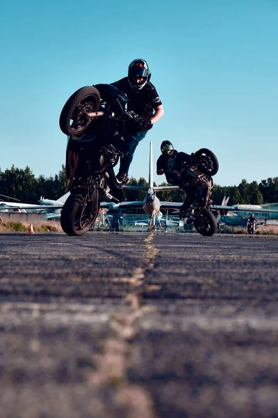 俄罗斯莫斯科 2020年7月12日 摩托骑手在他的摩托车上表演特技 特技摩托车骑手表演摩托车表演 骑摩托车的人在摩托车上做困难而危险的特技 — 图库照片