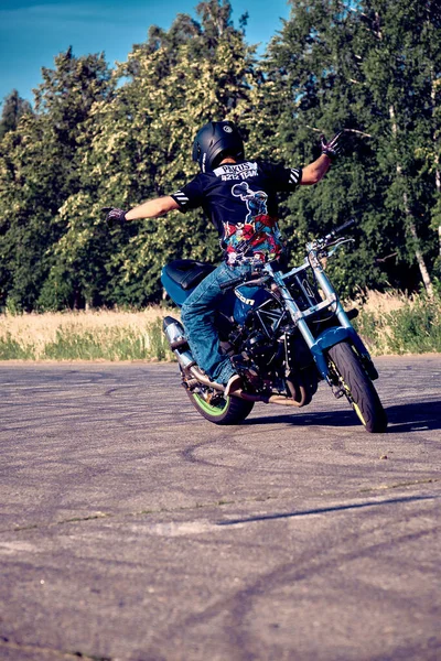 Moskou Rusland Jul 2020 Moto Rider Maakt Een Stunt Zijn — Stockfoto