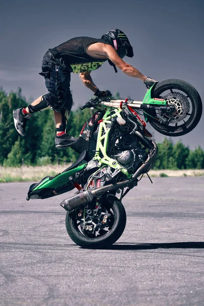 Moskou Rusland Jul 2020 Moto Rider Maakt Een Stunt Zijn — Stockfoto