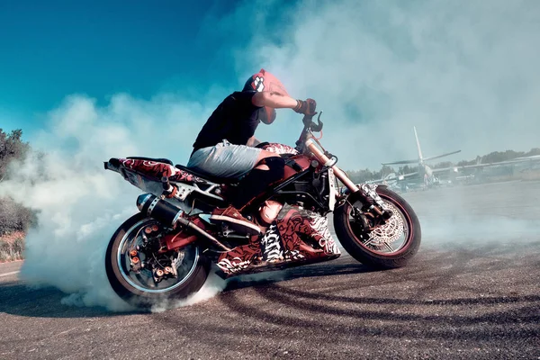 俄罗斯莫斯科 2020年7月13日 摩托骑手在摩托车上驾驶轮子燃烧 特技摩托车骑手表演摩托车表演 骑摩托车的人在摩托车上做危险的特技 — 图库照片