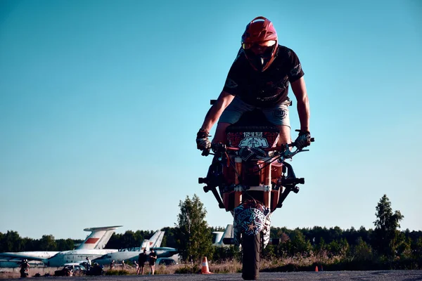 Moskwa Rosja Lip 2020 Moto Rider Robi Wyczyn Motocyklu Stunt — Zdjęcie stockowe