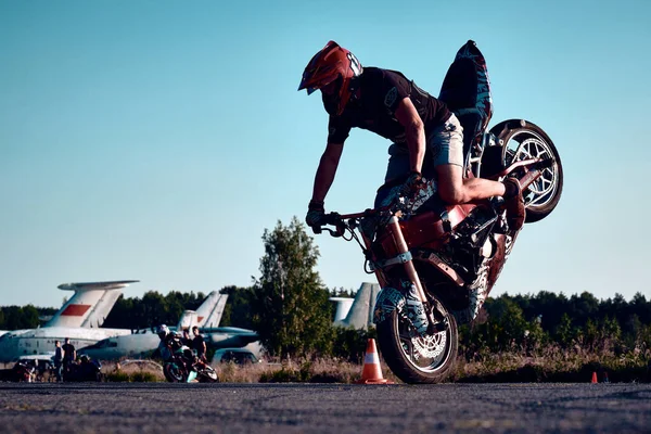 Moscou Rússia Julho 2020 Moto Piloto Fazendo Uma Acrobacia Sua — Fotografia de Stock