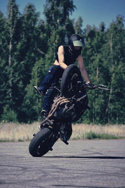 Moskou Rusland Jul 2020 Moto Rider Maakt Een Stunt Zijn — Stockfoto