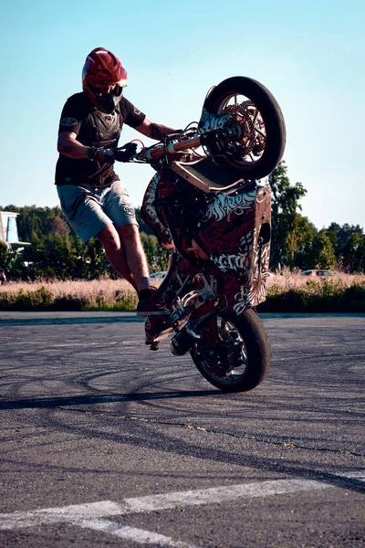 Moscou Rússia Julho 2020 Moto Piloto Fazendo Uma Acrobacia Sua — Fotografia de Stock