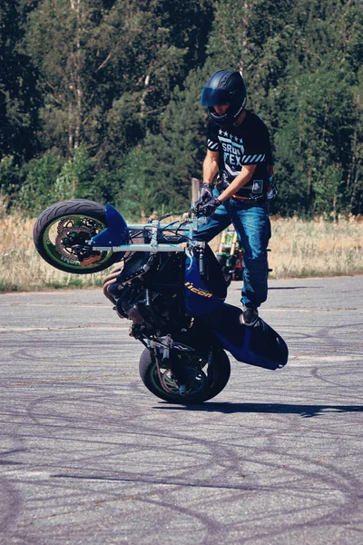 Moscow Russia Jul 2020 Moto Rider Making Stunt His Motorbike — Stock Photo, Image