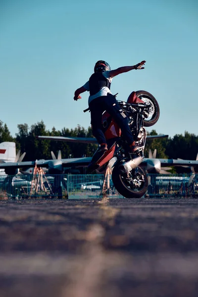 Moscou Russie Juillet 2020 Motocycliste Fait Une Cascade Sur Moto — Photo