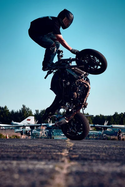 Moscow Russia Jul 2020 Moto Rider Making Stunt His Motorbike — Stock Photo, Image