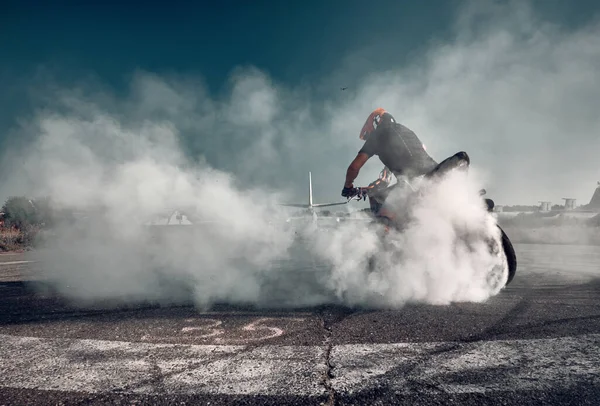 Moskou Rusland Jul 2020 Moto Rijder Laat Een Wiel Branden — Stockfoto