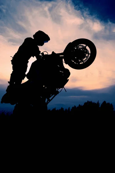 Silhueta Motociclista Pôr Sol Moto Piloto Fazendo Uma Acrobacia Sua — Fotografia de Stock