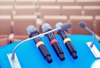 Kablosuz mikrofonlar masanın üzerinde. Konferans odasında arka planda kimse olmadan mikrofonları kapatın. İş konferansında kapanış..