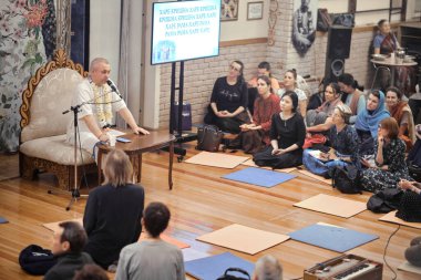 Moskova, Rusya - 24 Şubat 2020: Iskcon tapınağı Moskova. Guru, Iskon tapınağında ders veriyor. Dindar insanlar, manevi bir akıl hocasının dersini dinliyorlar. İkon - Krishna Bilinci İçin Uluslararası Toplum.