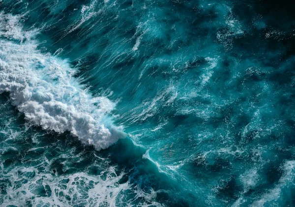 Vista Aérea Para Ferver Ondas Com Espuma Fundo Água Azul — Fotografia de Stock