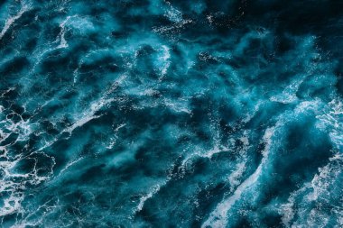 Okyanus dalgalarının hava görüntüsü. Mavi su arka planı. Dramatik renkler fotoğrafı.