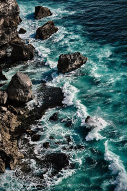 Köpükle kaynayan dalgalar için hava görüntüsü. Deniz dalgaları yüksek gelgitler ve alçak gelgitler sırasında bir araya gelir..