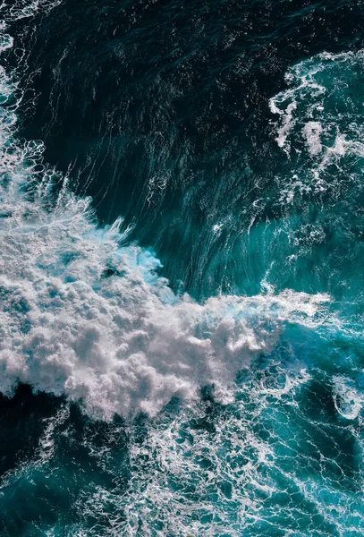 空中俯瞰海景 水面波涛汹涌 岩石汹涌 戏剧化色彩照片 — 图库照片