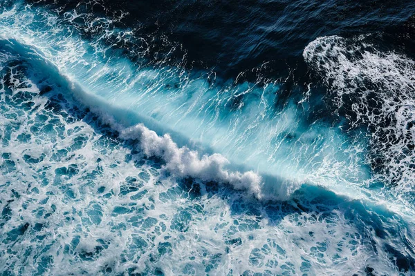 Letecký Pohled Kypící Vlny Pěnou Vlny Moře Setkávají Během Přílivu — Stock fotografie