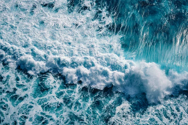 Vista Aérea Para Ferver Ondas Com Espuma Ondas Mar Encontram — Fotografia de Stock